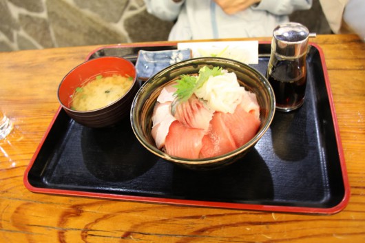 お刺身丼