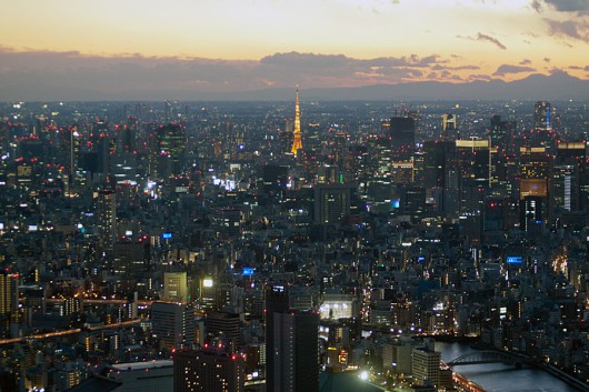 丸の内から都心、東京タワー方向を見る