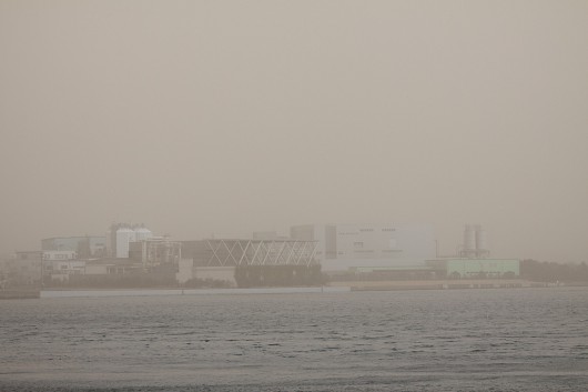 羽田空港を覆う煙霧