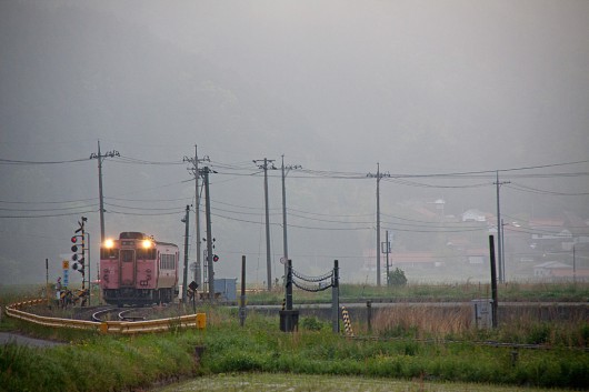 朝霧の中、津和野発の1番列車がやって来る