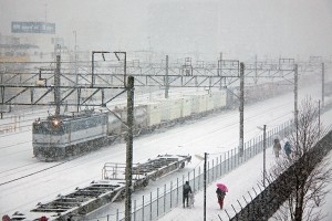 大雪の中発車を待つ貨物列車