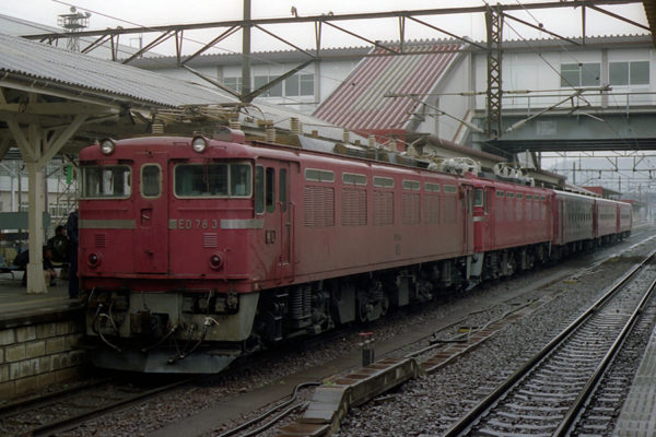 ED78の重連50系客車列車