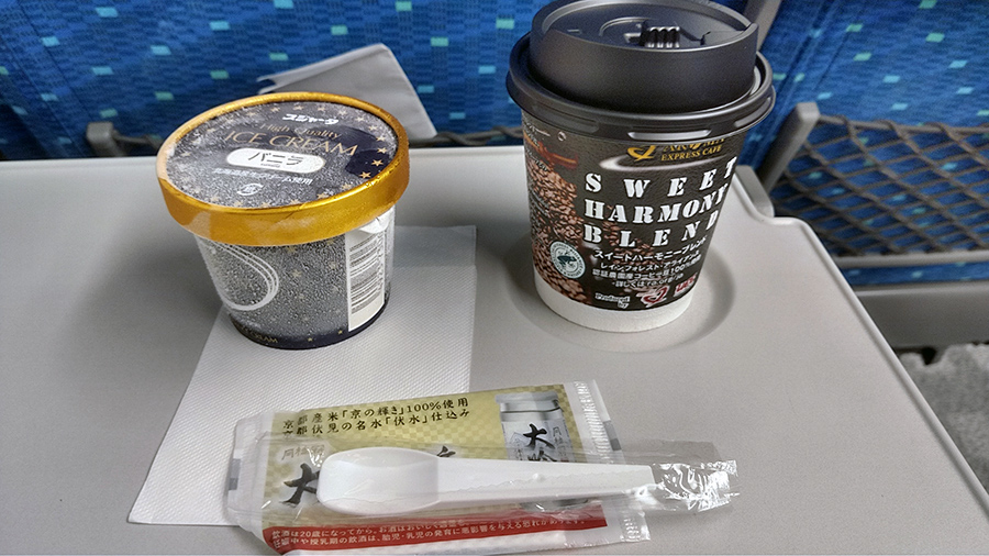 東海道新幹線で購入したコーヒーとアイスクリーム