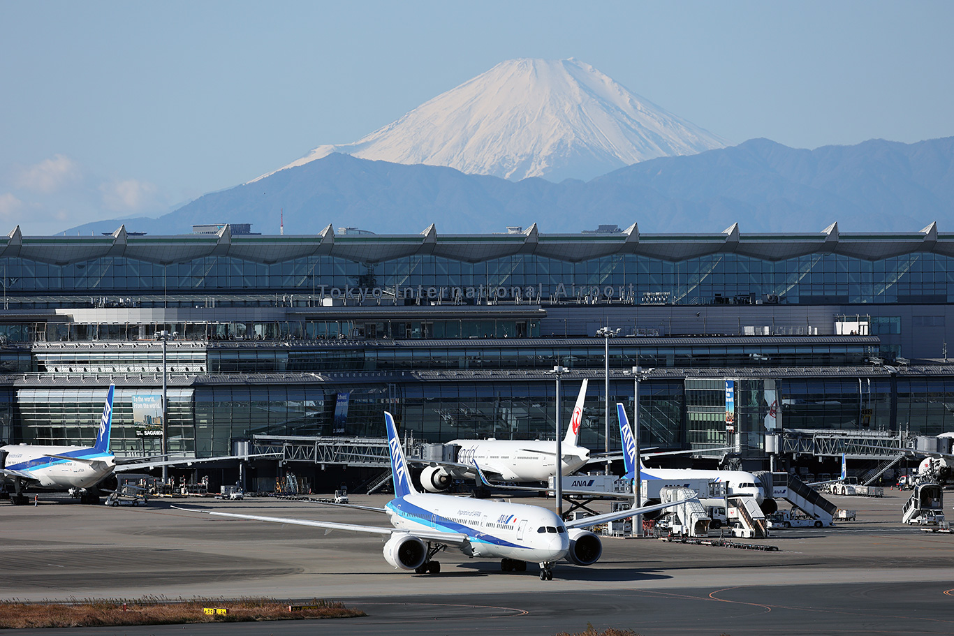 第三ターミナル越しの富士山