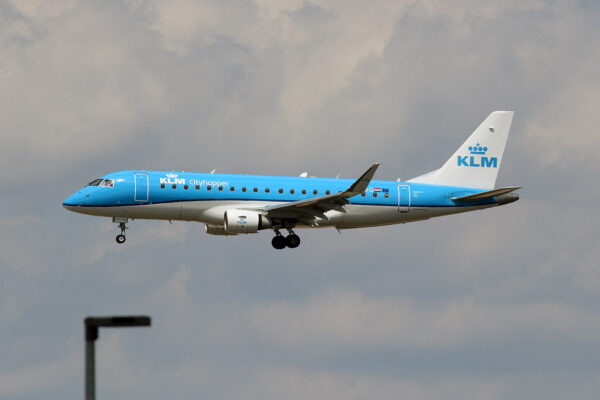 KL/KLM/KLMオランダ航空 KL1819 E-175 PH-EXG