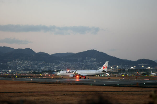 JL/JAL/日本航空 JL2213 ERJ190 JA247J