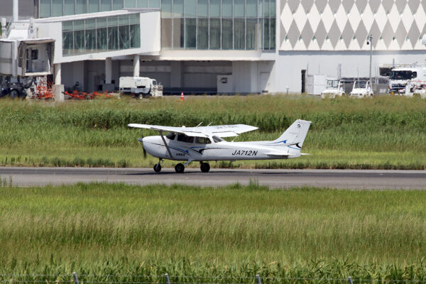 Cessna 172S Skyhawk SP JA712N