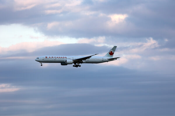 AC/ACA/エアカナダ  B777-300ER C-FRAM