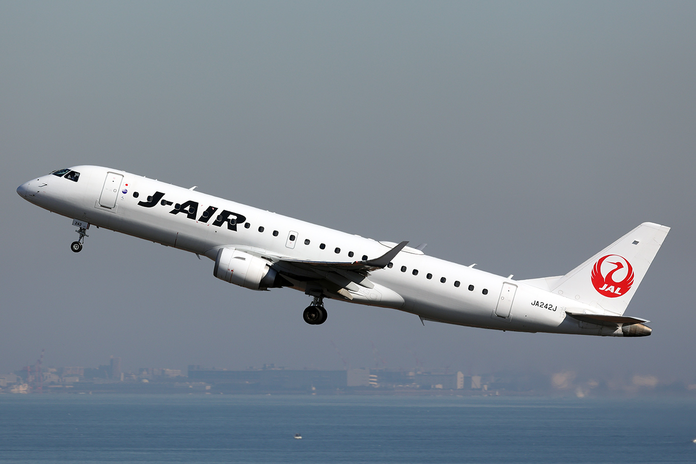 JL/JAL/日本航空 JL155 ERJ190 JA242J