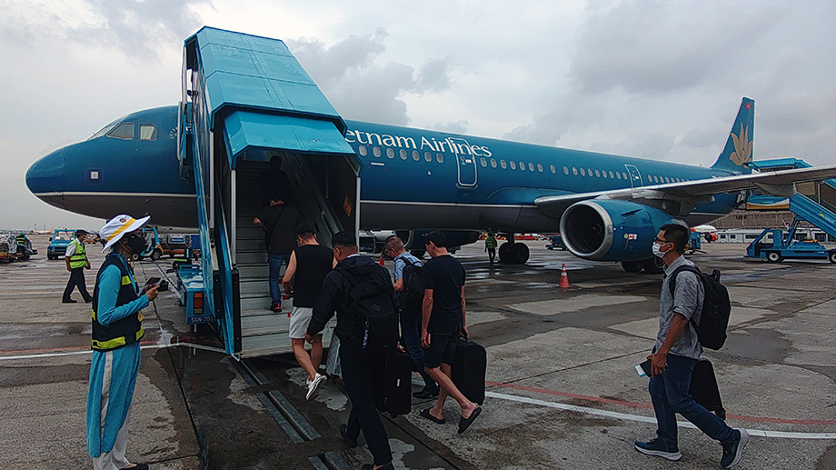 ホーチミン発プノンペン・ビエンチャン経由ハノイ行