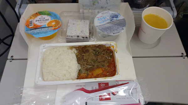 OZ108の機内食